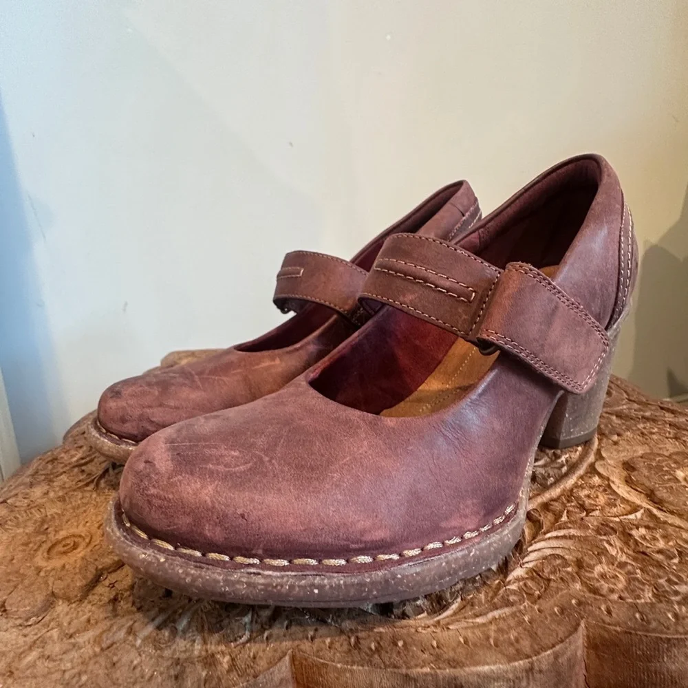 Women's Clarks Artisan Red/Burgundy Leather Mary Jane Shoes - Picture 5 of 7
